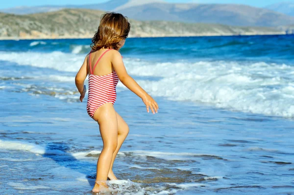 Kleinkind Mädchen am Strand — Stockfoto