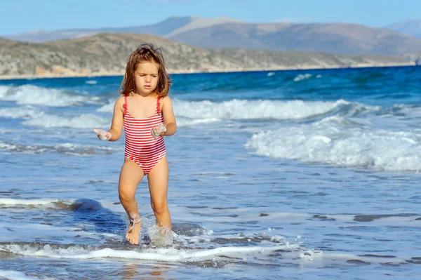 Peuter meisje op het strand — Stockfoto