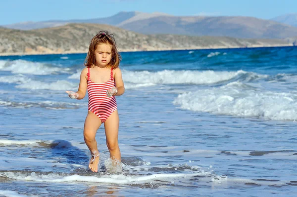 Toddler girl at beach — Stock Photo, Image