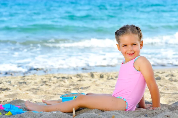 Maluch dziewczyna na plaży — Zdjęcie stockowe