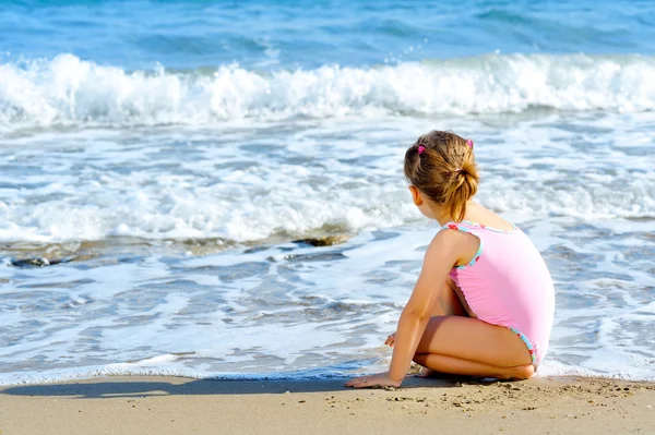 Toddler girl at beach — Stock Photo, Image