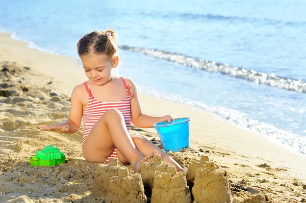 Kleinkind Mädchen am Strand — Stockfoto