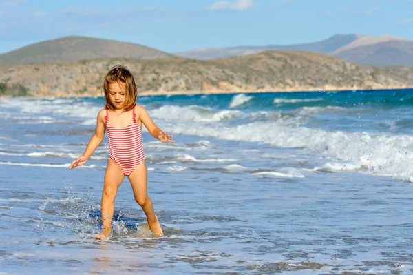 Lille pige på stranden - Stock-foto