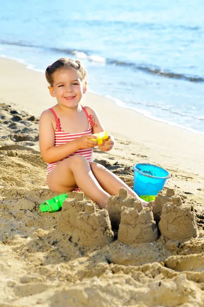 Menina da criança na praia — Fotografia de Stock