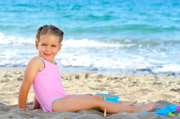 Toddler girl at beach — Stock Photo, Image