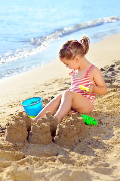 Peuter meisje op het strand — Stockfoto