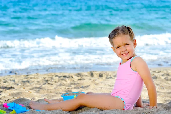 Barn flicka på stranden — Stockfoto