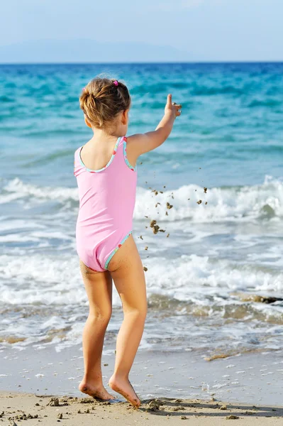 Kleinkind Mädchen am Strand — Stockfoto
