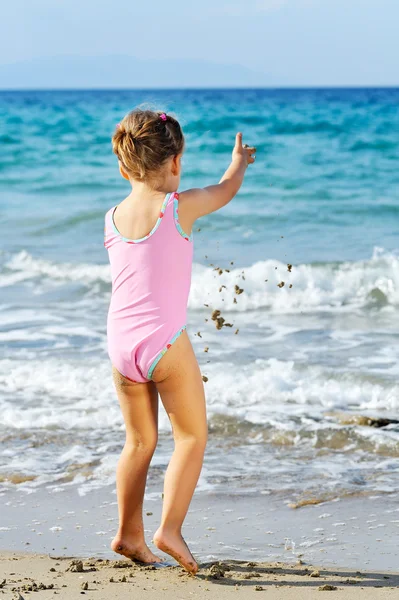 Peuter meisje op het strand — Stockfoto