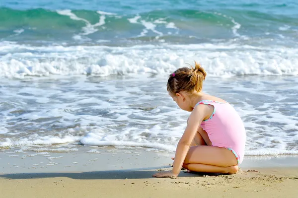 Toddler girl at beach — Stock Photo, Image