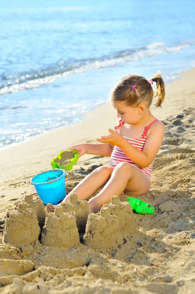 Petite fille à la plage — Photo