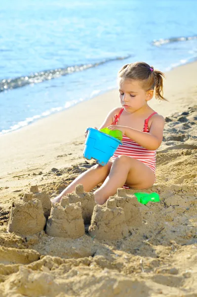 Maluch dziewczyna na plaży — Zdjęcie stockowe