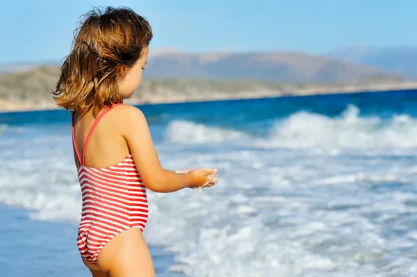 Barn flicka på stranden — Stockfoto