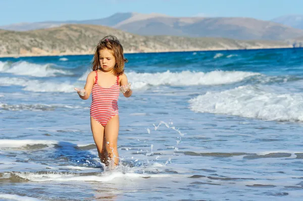 Lille pige på stranden - Stock-foto