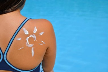 Çok tatlı bir kız, yüzme havuzunda dinleniyor, yaz tatili konsepti.