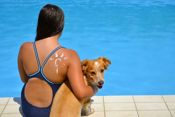 真正可爱的女孩和她的狗在游泳池里放松 暑假的概念 — 图库照片