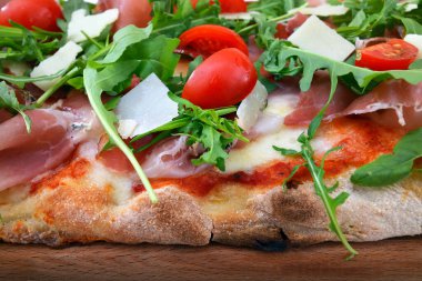 Geleneksel İtalyan pizzası ahşap tabakta servis edilir, yakın plan görüntü, detay