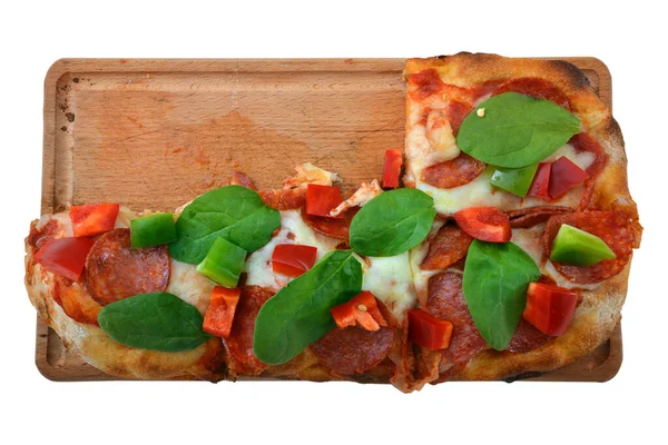 传统的意大利比萨放在木制盘子上 特写图片 — 图库照片