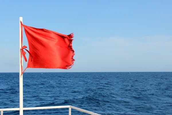 kırmızı bayrak denize