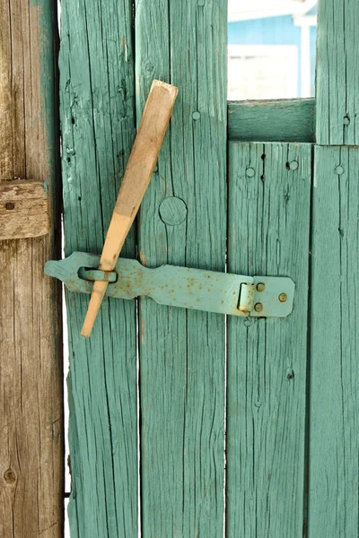 Hasp de madera en la puerta Imagen De Stock