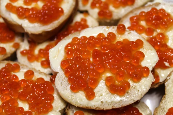 Kırmızı havyarlı sandviçler