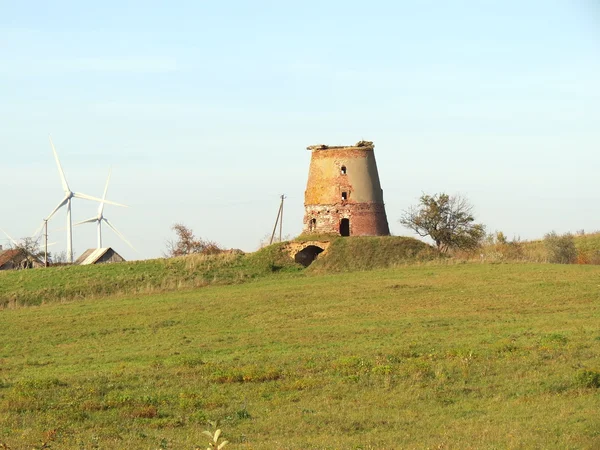 Oude molen en macht turbine — Stockfoto