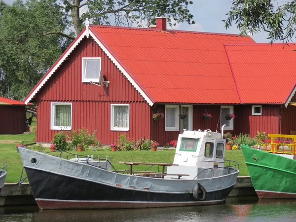 Huis in de buurt van de rivier — Stockfoto