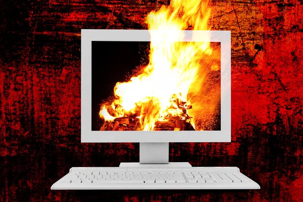 Fuego ardiendo en el monitor — Foto de Stock