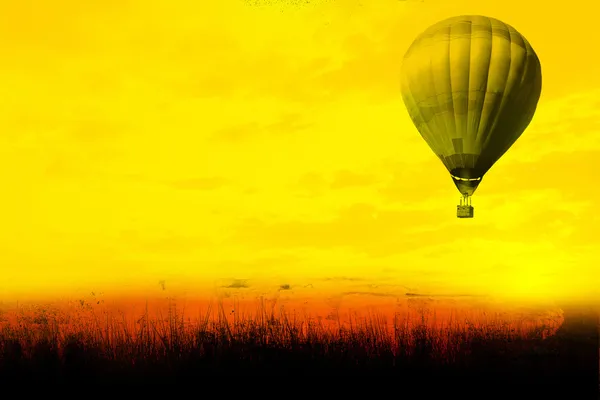 Balão de ar quente voando ao nascer do sol — Fotografia de Stock