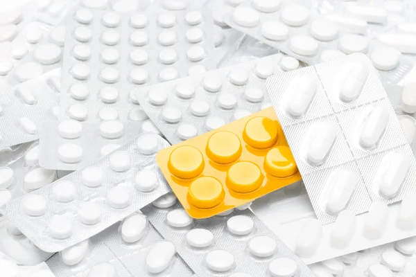 Pillen in geel pakket. uniquenes — Stockfoto