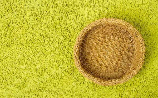 Panier vide sur fond de tapis vert — Photo