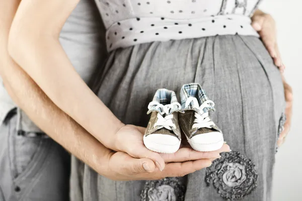 Novorozená miminka v rukou rodičů. zblízka. Stock Snímky