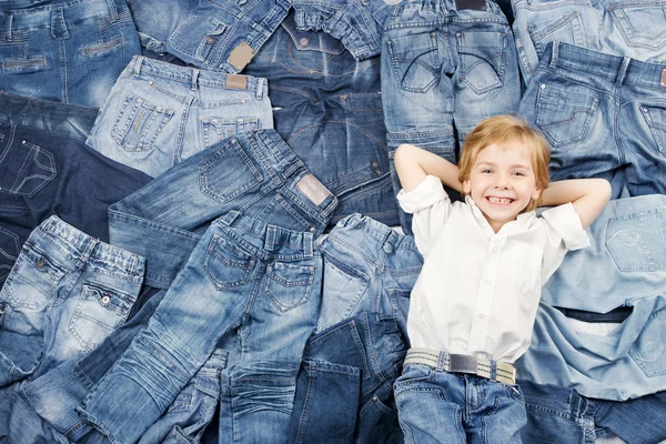 Glückliches Kind auf Jeans-Hintergrund. Jeansmode — Stockfoto