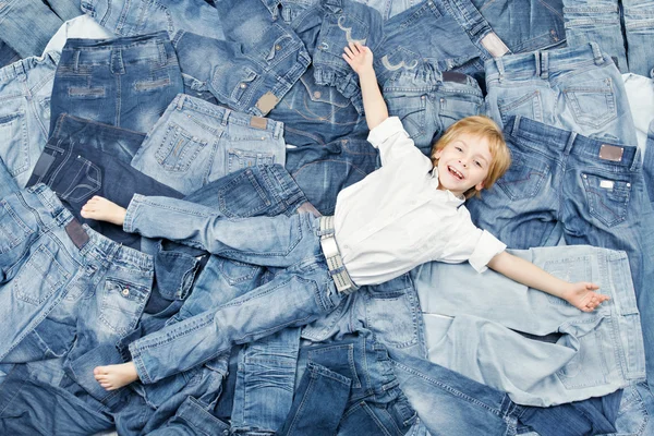 Anak yang bahagia dengan latar belakang jeans. Mode Denim — Stok Foto