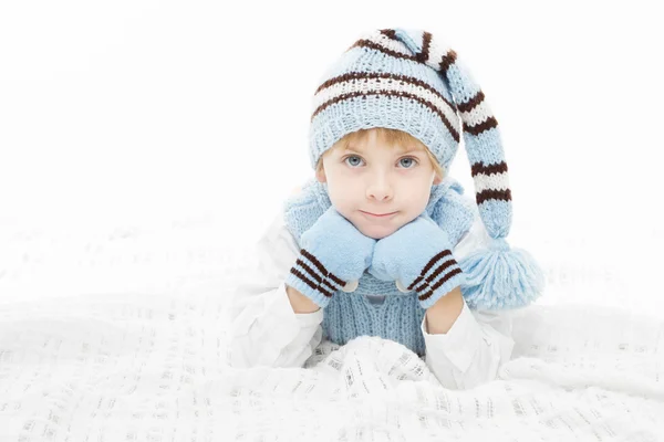 Kind mit warmer Wintermütze und Fäustlingen. — Stockfoto