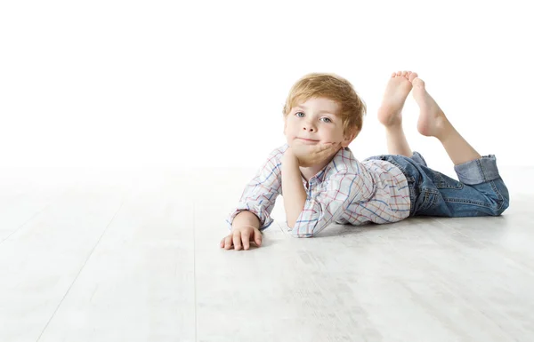 Bambino sdraiato sul pavimento — Foto Stock