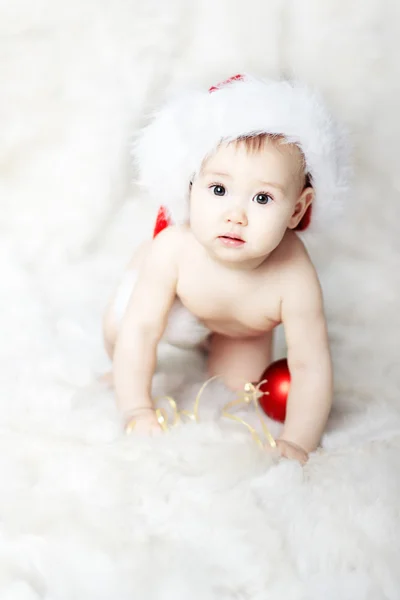 Рождественский ребенок в красном Санта-Клаус был над белым мехом — стоковое фото