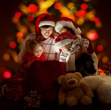 kırmızı şapka aydınlatma çanta açma içinde dört kişi mutlu bir aile