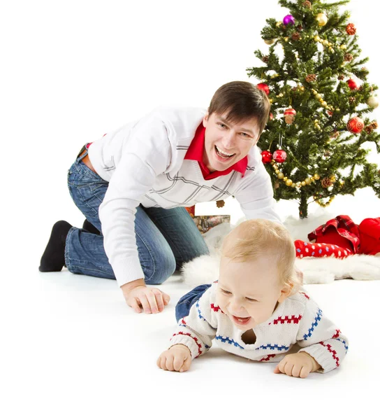 Weihnachtsfamilie und Tannenbaum, lächelnde glückliche Eltern — Stockfoto