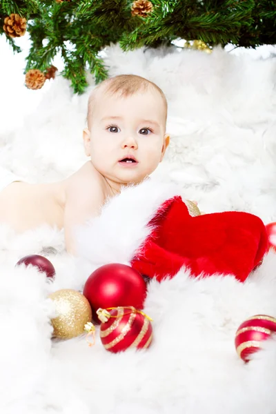 Natale bambino sdraiato su pelliccia — Foto Stock