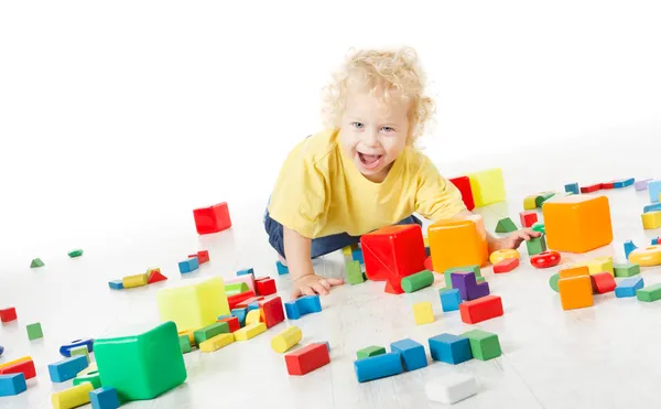 Niño feliz jugando bloques juguetes — Foto de Stock