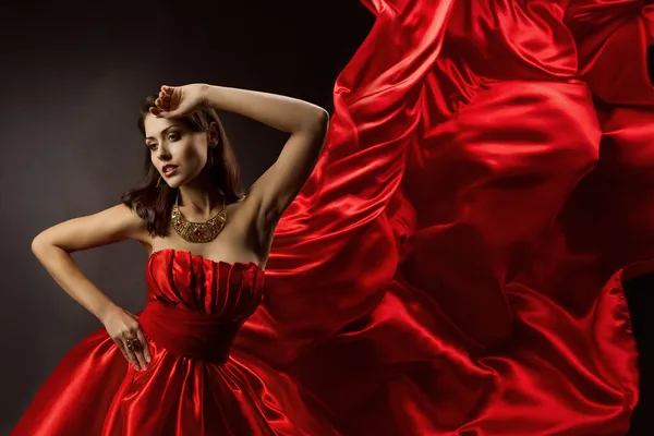 Mujer vestido rojo bailando tela voladora, modelo de moda chica posando —  Fotos de Stock