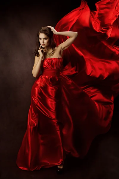Vrouw in rode jurk met weefsel Flying, Gown doek stroomt fladderende op wind — Stockfoto