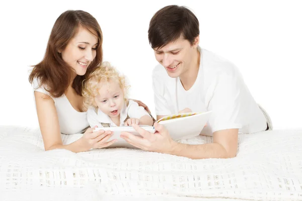 Famille heureuse : parents lisant un livre avec enfant — Photo