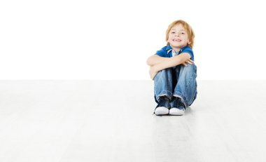 glimlachend kind zitten en kijken naar camera