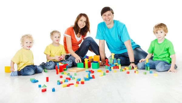 Familj spelar leksaker block — Stockfoto