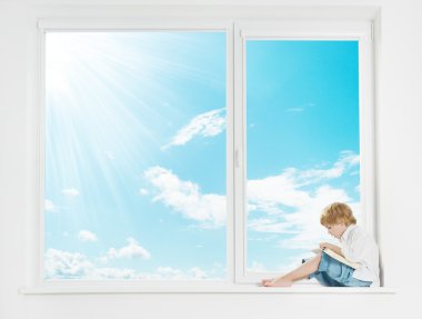 pencere güneşli gökyüzü. çocuk kitabı okurken pencere üzerinde.