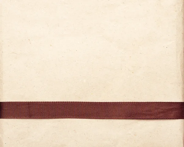 棕色丝带在复古礼品旧纸张背景 — 图库照片