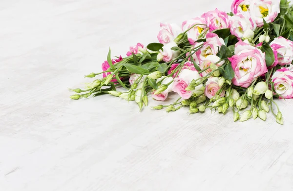 Lisianthuses 꽃 부케 흰색 바닥에 누워 — 스톡 사진