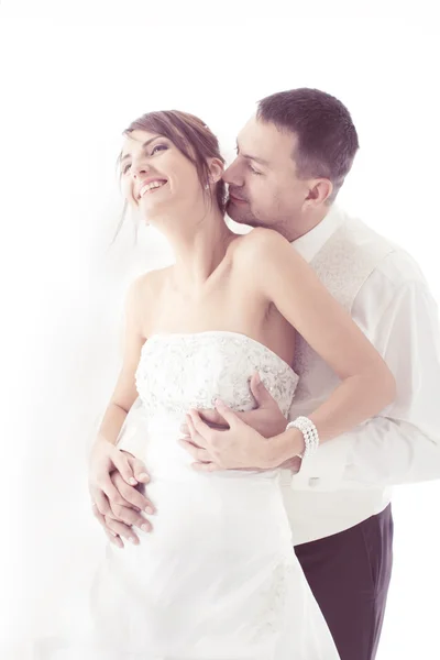 Bruiloft paar zoenen en gelukkig lachend. bruid en bruidegom portra — Stockfoto